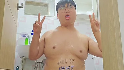 This Korean chub boy loves his golden showers